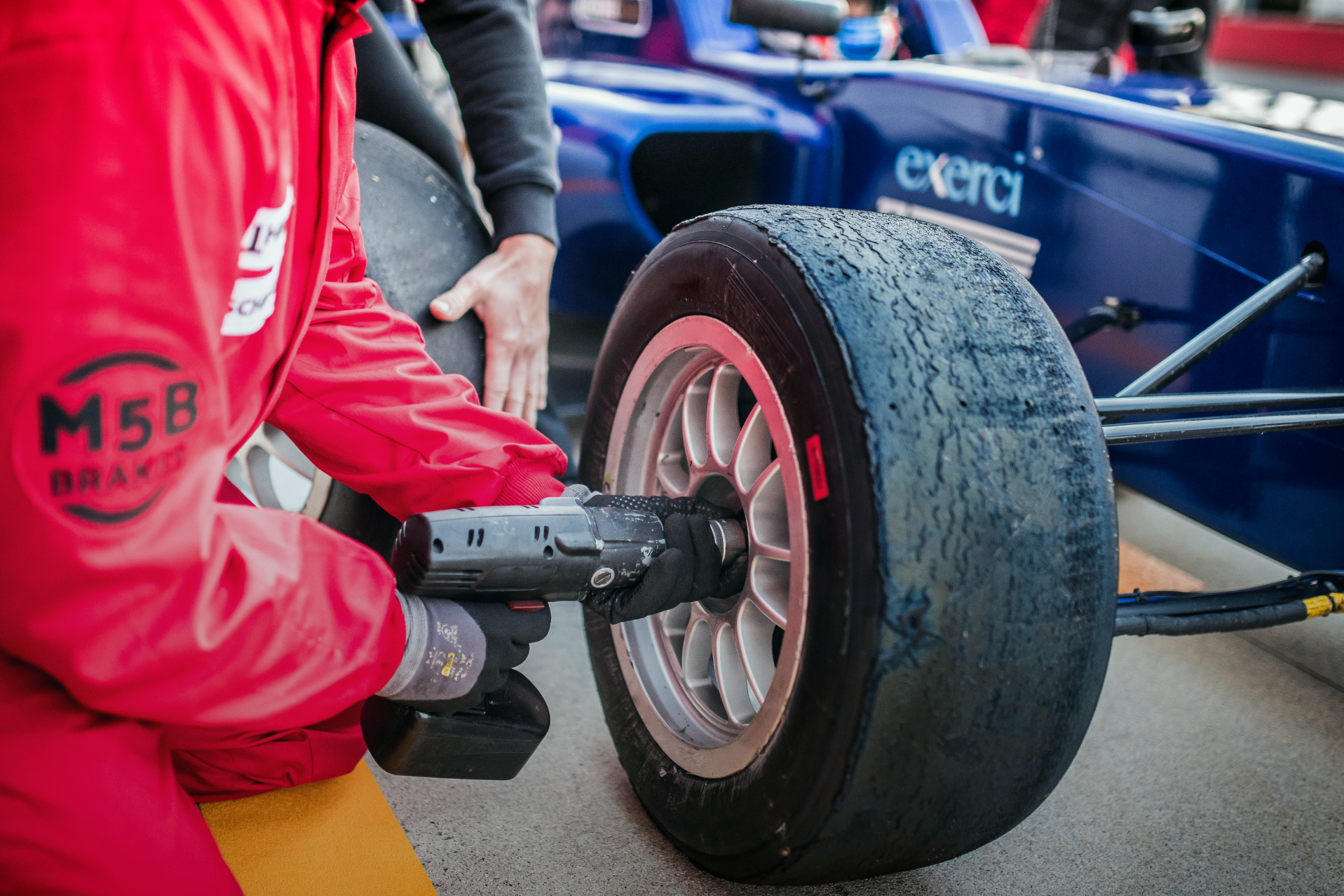 Misura del carico verticale sulle ruote nel setup delle vetture da competizione