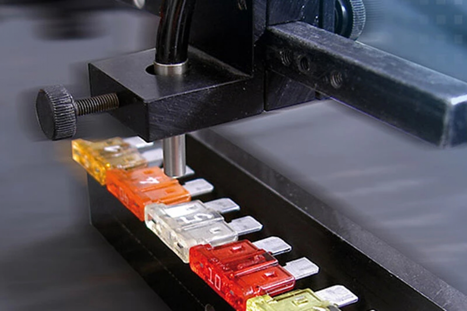 Riconoscimento del colore per lo smistamento dei componenti