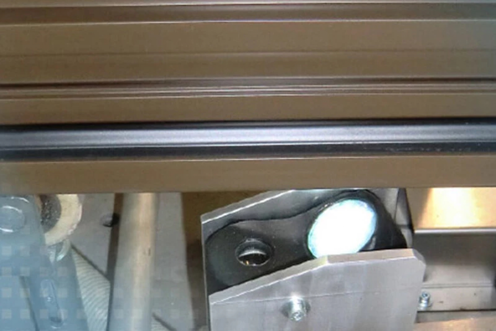 Rilevamento in linea di pellicole protettive su infissi di finestre in PVC