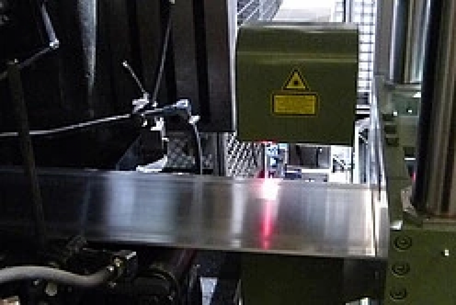Misurazione senza contatto dello spessore di bande di alluminio