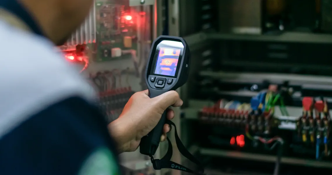 Termometro a infrarossi portatile per manutenzione tecnica e verifica termica